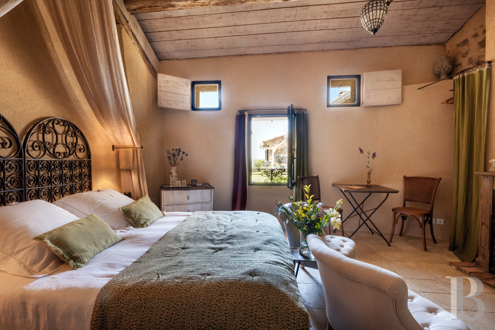 Dans le Vaucluse, aux environs de Beaumes-de-Venise,  une ancienne ferme du 18e siècle bordée de vignes - photo  n°14